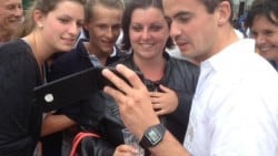 Un moment convivial pendant la soirée d'enterrement de vie de célibataire