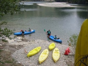 Canoe kayak, une activté d'enterrement de vie de jeune fille et de garçon au fil de l'eau